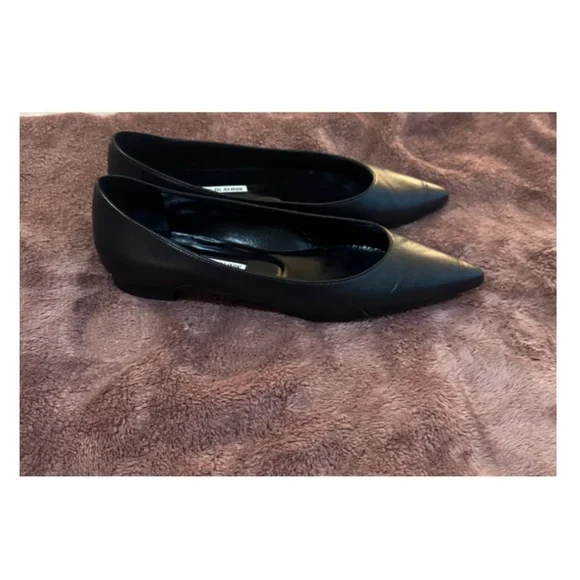 Manolo Blahnik
Gala Lambskin Point-Toe Ballerina Flats size 9
Black - Picture 6 of 7